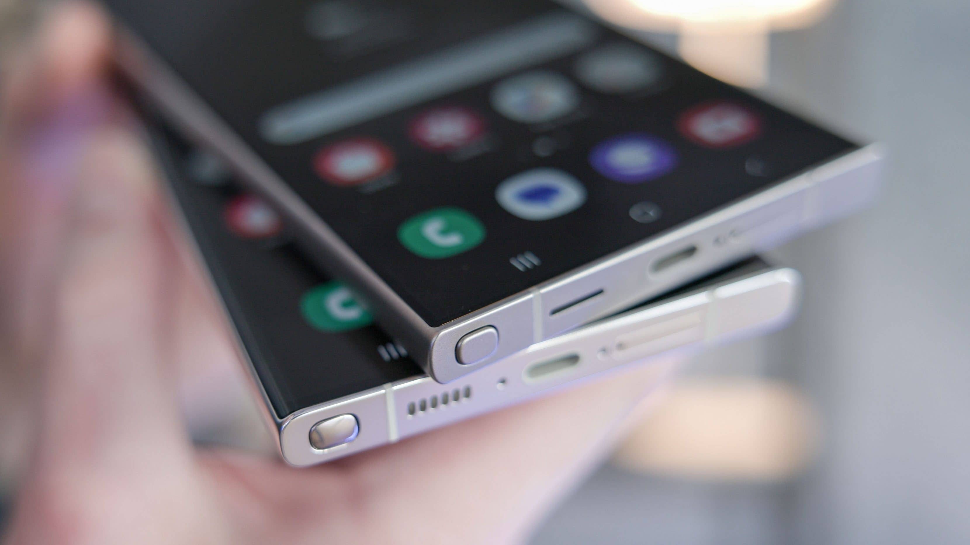 Comparaison des Samsung Galaxy S24 Ultra (en haut) et S23 Ultra (en bas)