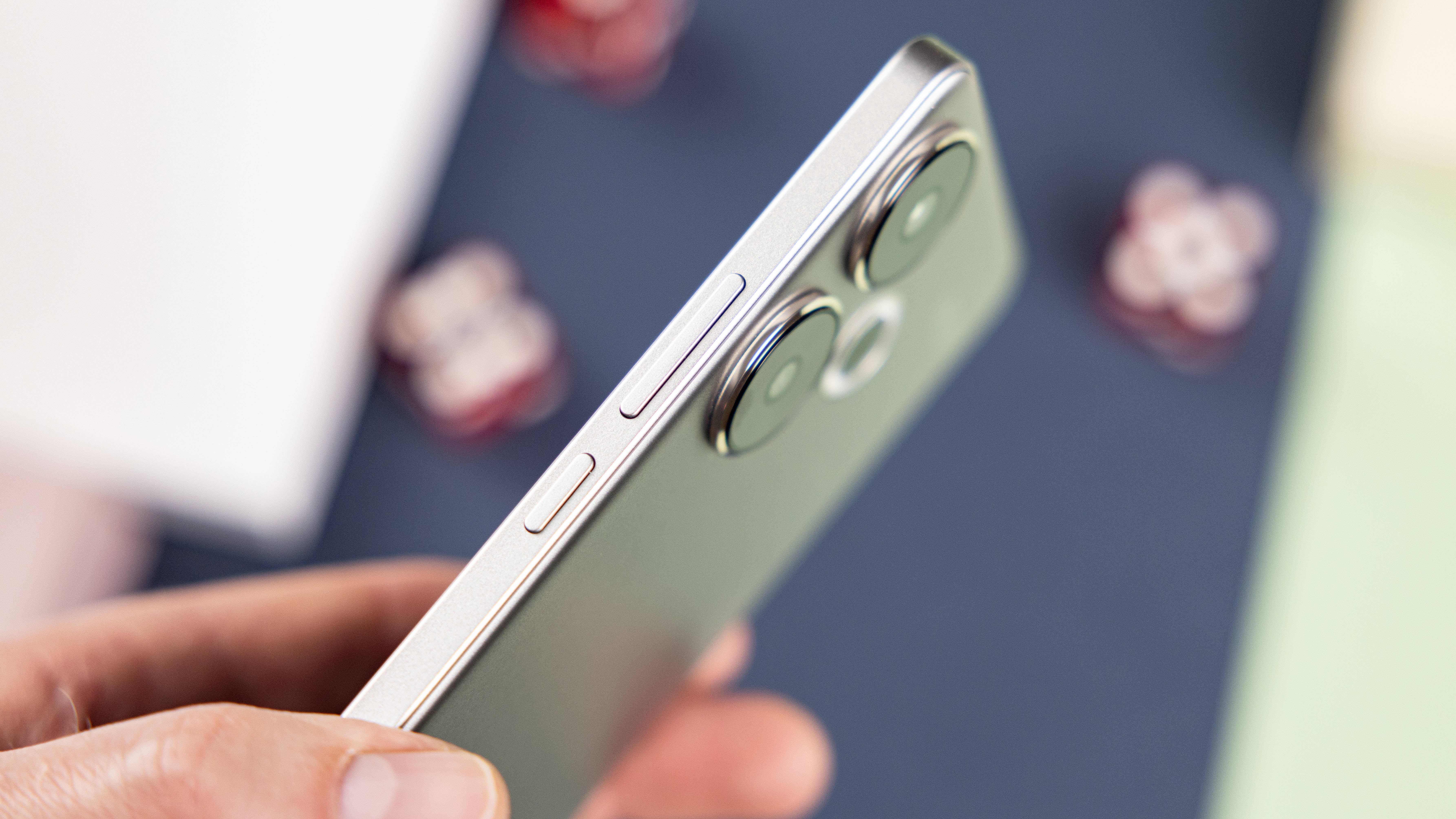 Le Poco F6 vu de côté et tenu dans une main