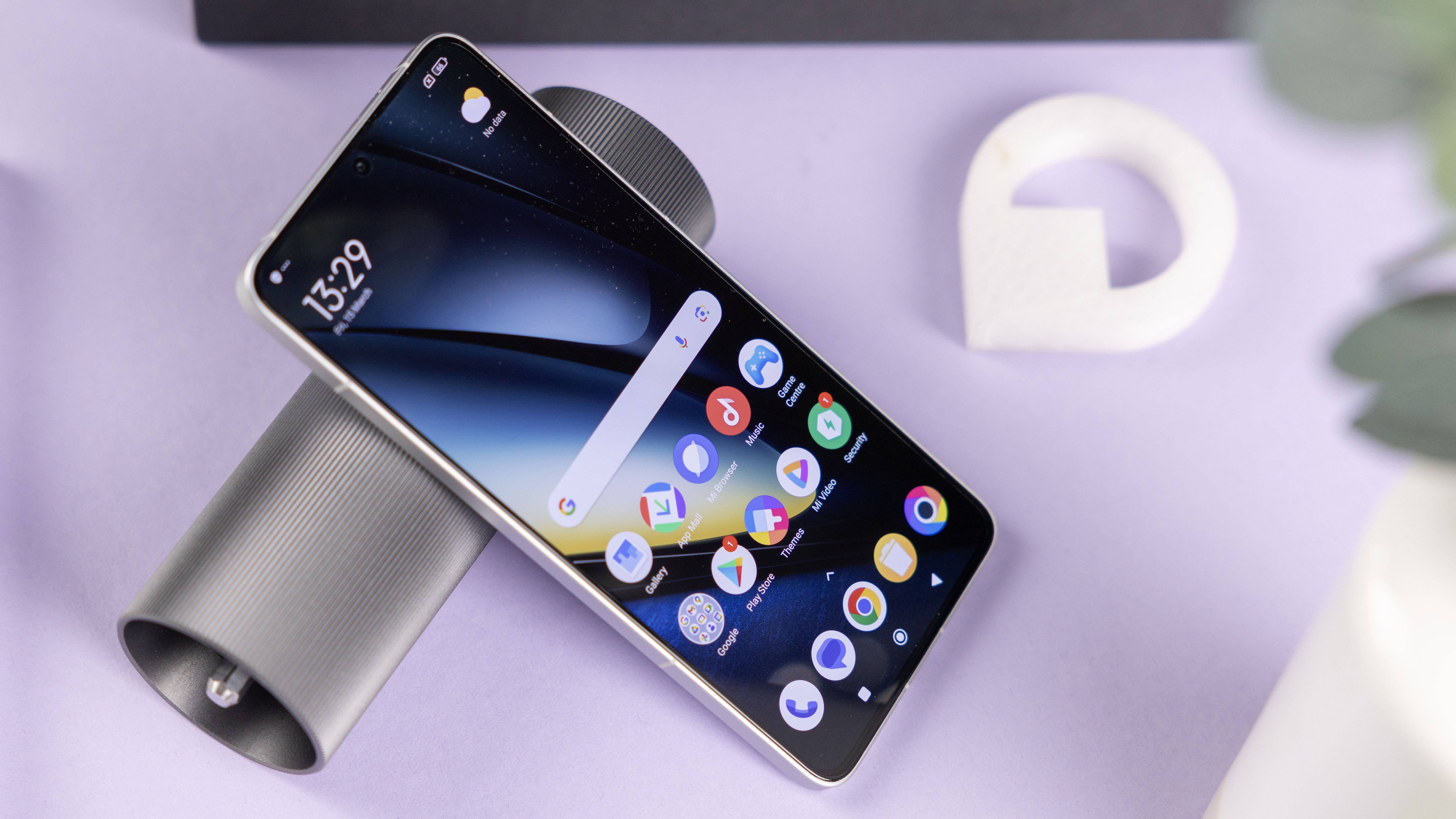 Une vue isométrique du Poco F6 Pro sur une table