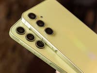 Les Galaxy A55 et A35 tenus dans une main