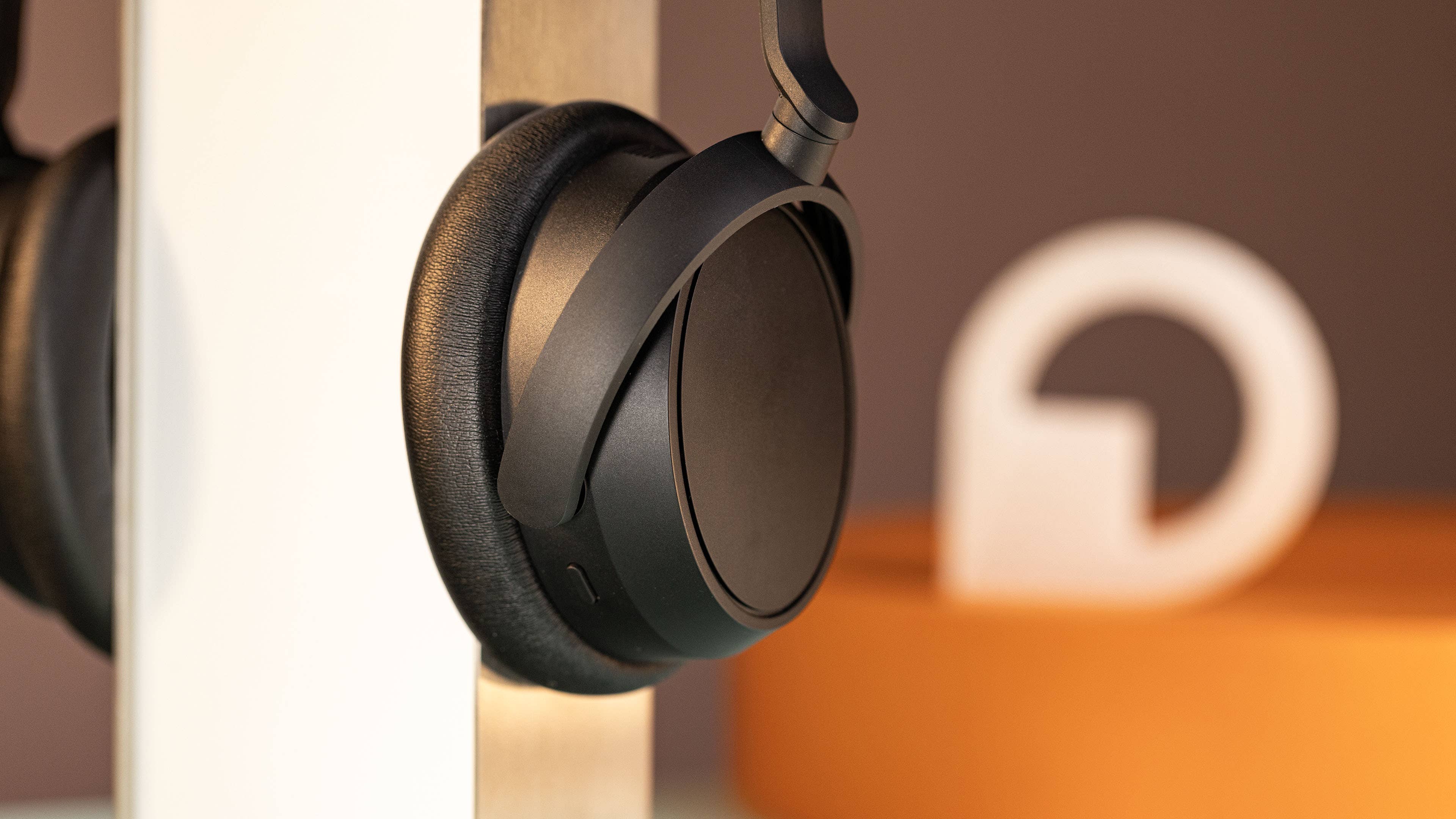 Le casque sans fil Sennheiser Accentum Plus Wireless vu de face et accroché à un objet par son arceau