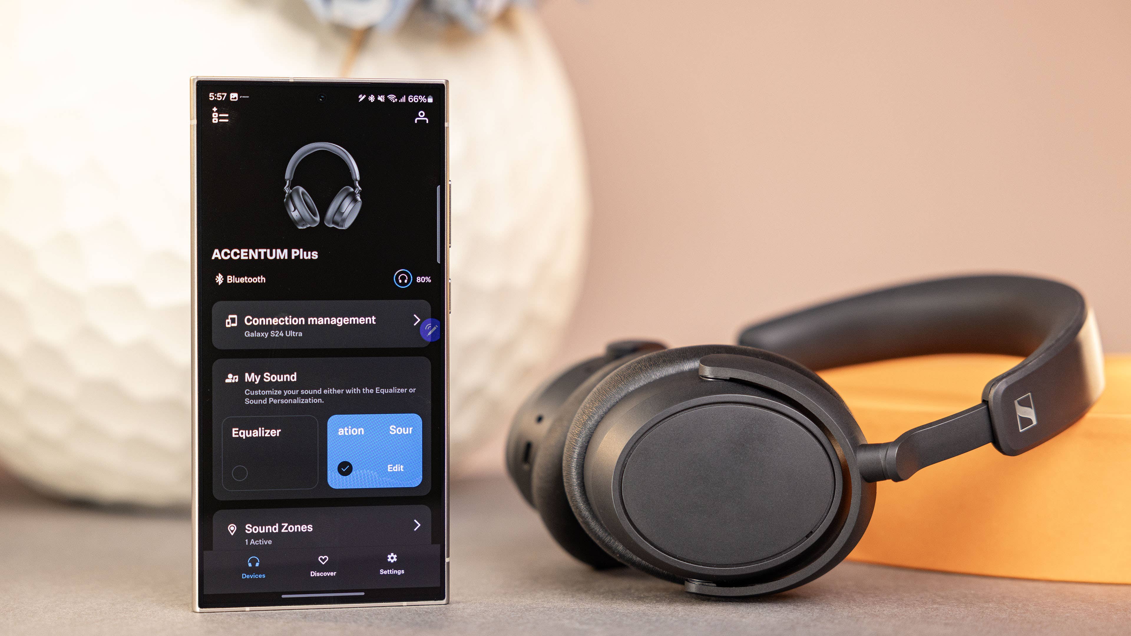 Le casque sans fil Sennheiser Accentum Plus Wireless posé à côté d'un smartphone avec l'application Smart Control affichée sur son écran