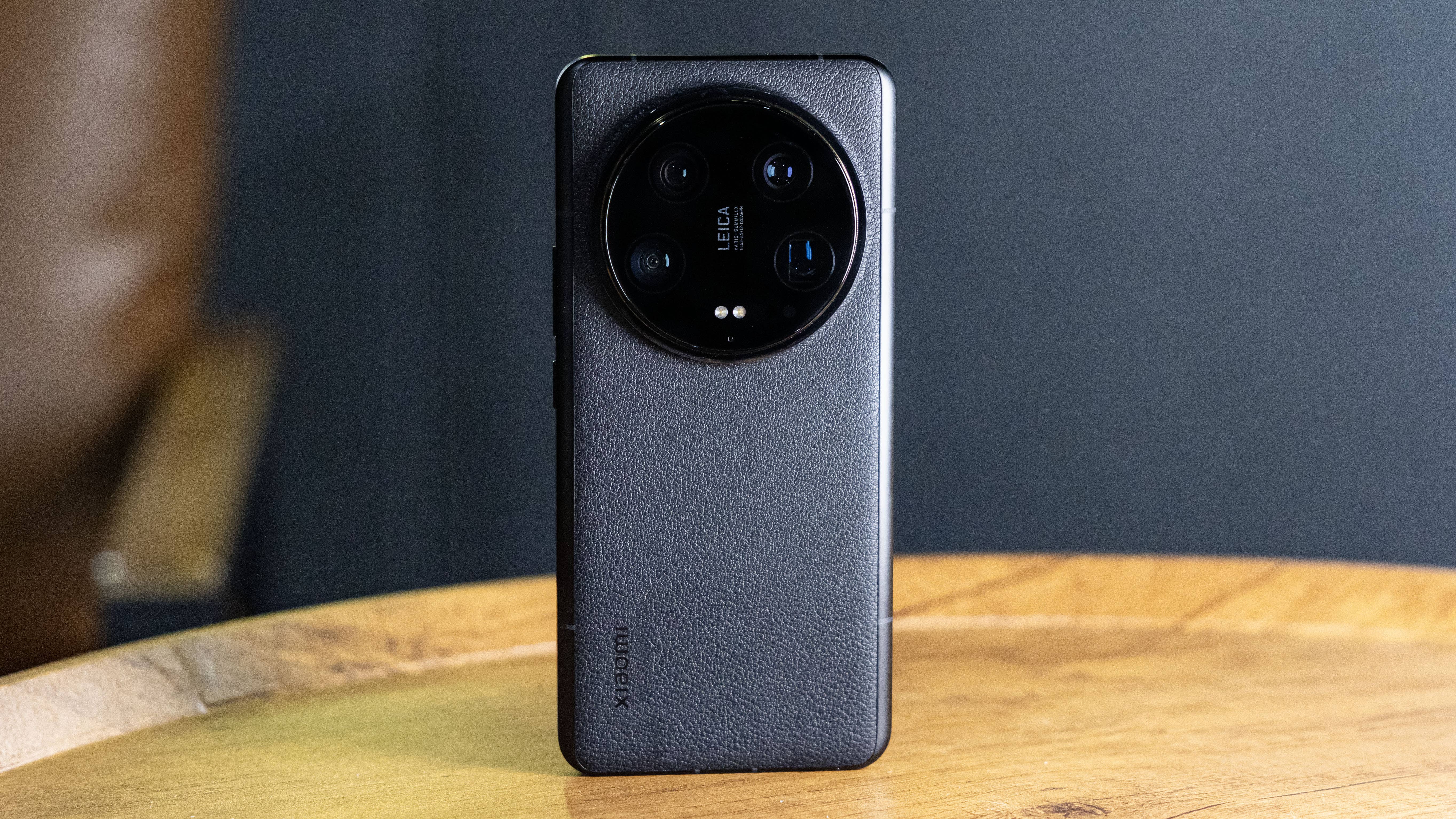 Xiaomi 14 Ultra vu de dos, posé sur une table