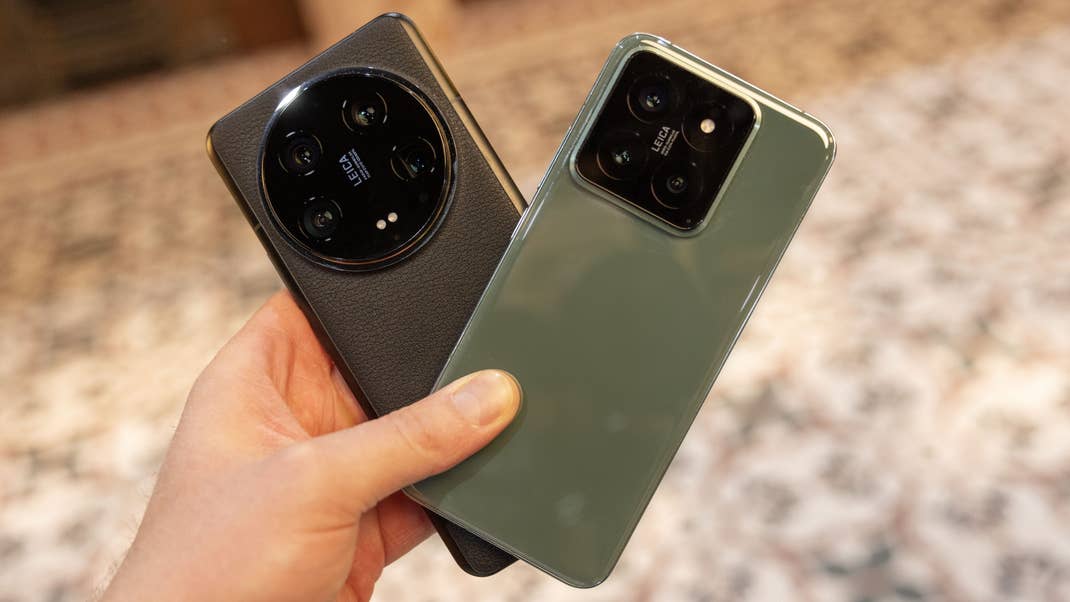 Le Xiaomi 14 Ultra et le Xiaomi 14 vus de dos et tenus dans une main gauche