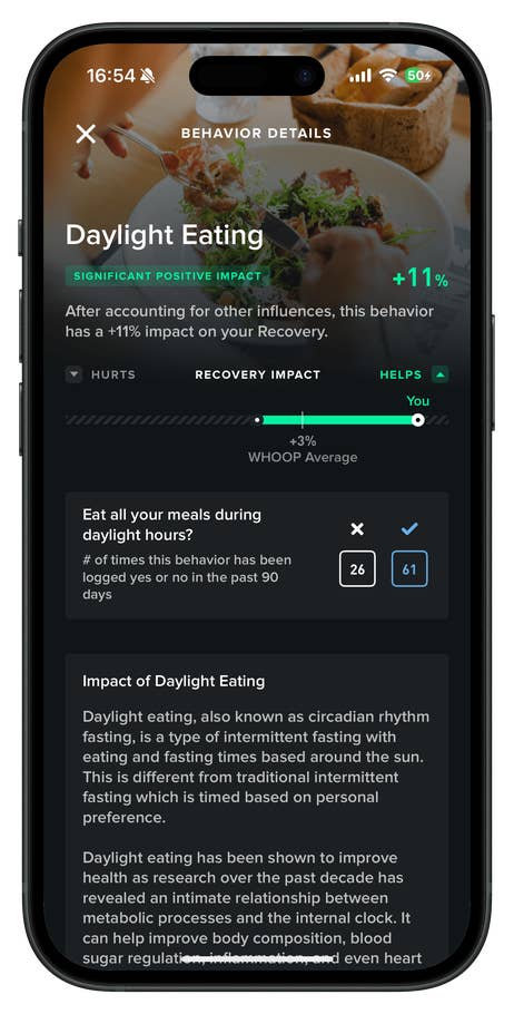 Écran de lu0027application WHOOP montrant les détails du comportement pour u0027Manger à la lumière du jouru0027 et son impact sur la récupération.