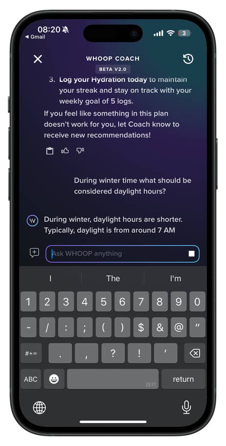 Écran mobile affichant lu0027application WHOOP Coach avec des instructions pour enregistrer lu0027hydratation.