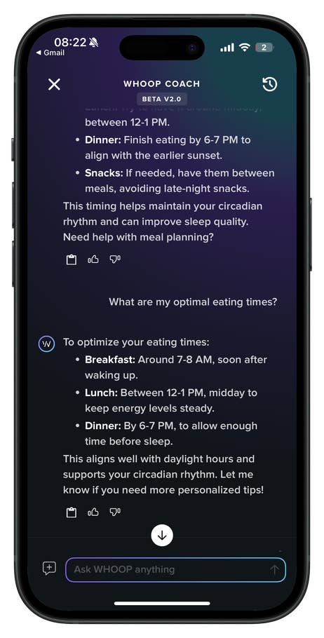 Interface du coach AI Whoop montrant les heures de repas optimales : Petit-déjeuner 7-8h, Déjeuner 12-13h, Dîner avant 18-19h.