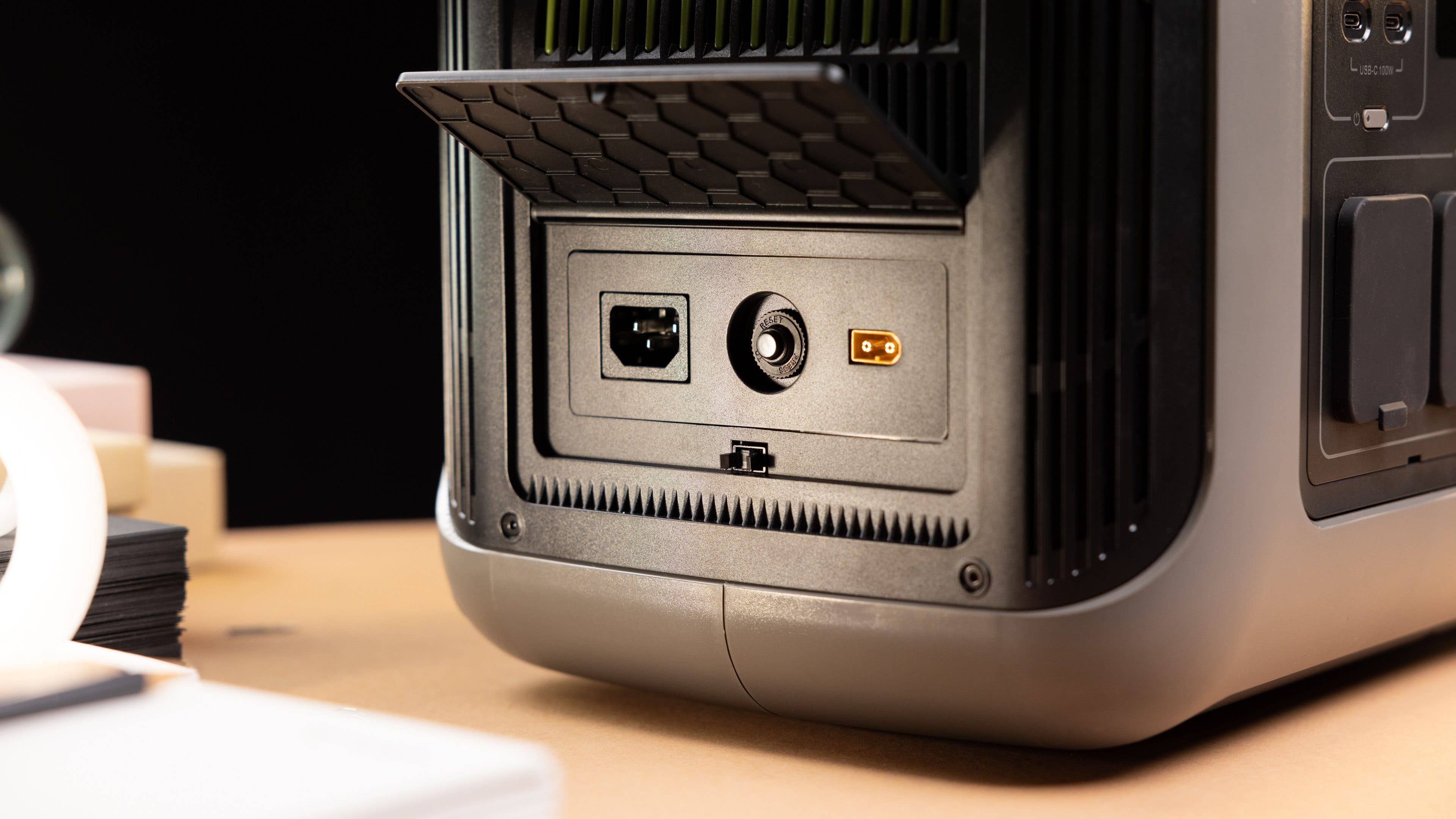 Les ports de recharge sur le côté gauche du Allpowers R1500 vus de près Les ports de recharge sur le côté gauche du Allpowers R1500 vus de près