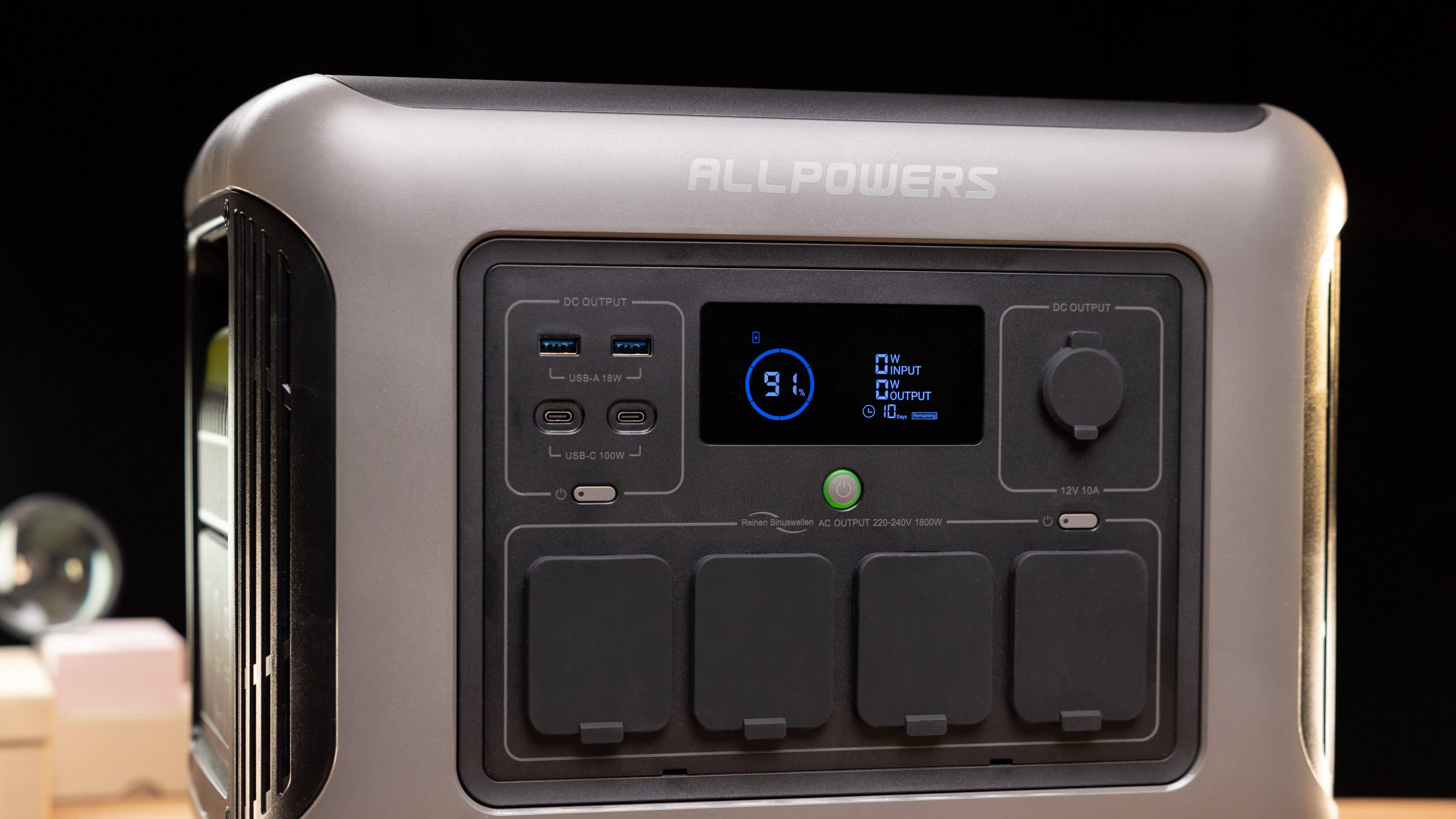 Le Allpowers R1500 vu de face et vu de près avec ses ports USB couverts par un cache étanche Le Allpowers R1500 vu de face et vu de près avec ses ports USB couverts par un cache étanche