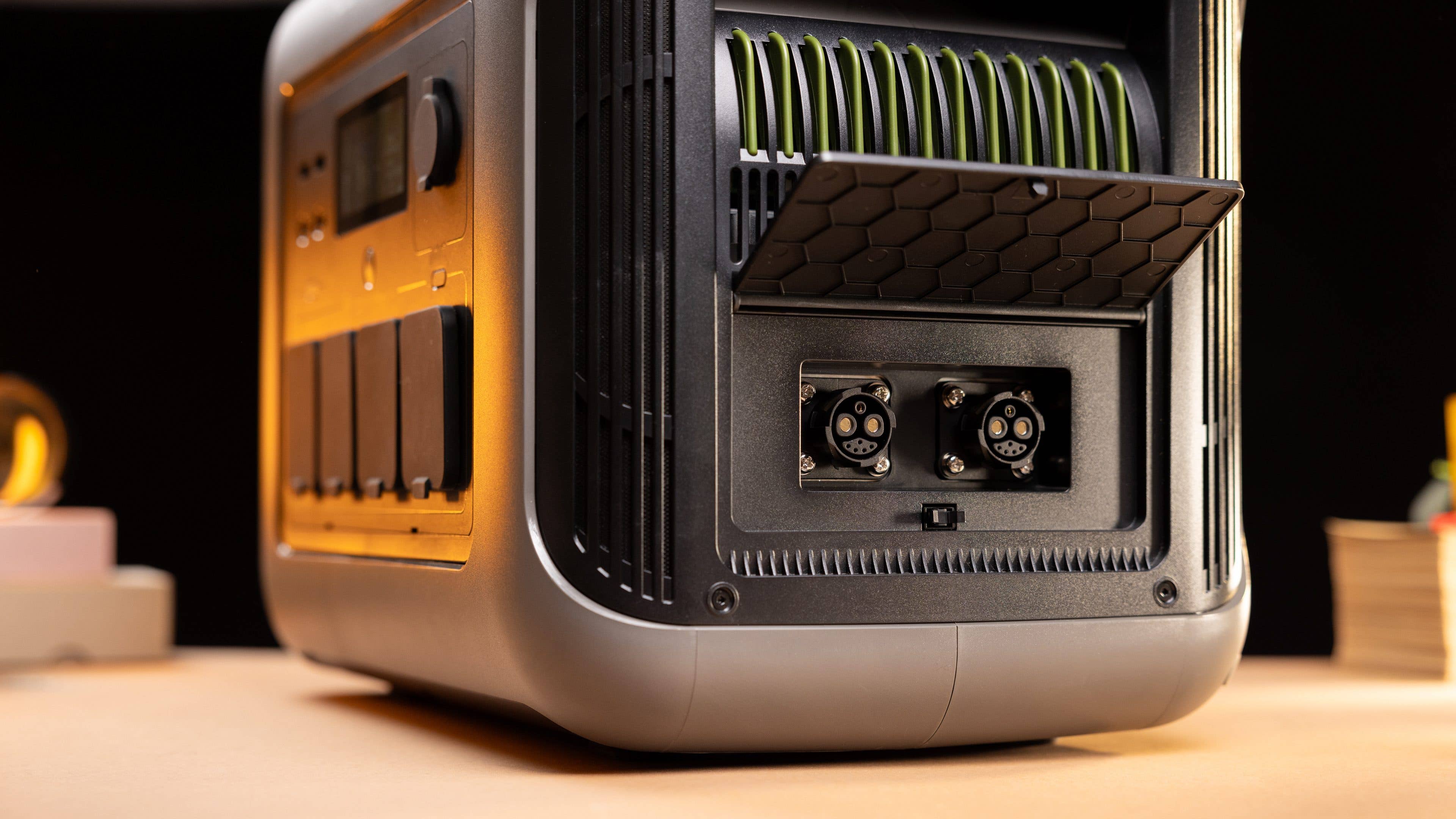 Sur le côté droit du Allpowers R1500, on trouve les emplacements d Sur le côté droit du Allpowers R1500, on trouve les emplacements d