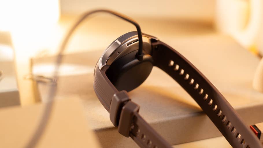 Station de charge de la smartwatch Amazfit Balance en détail
