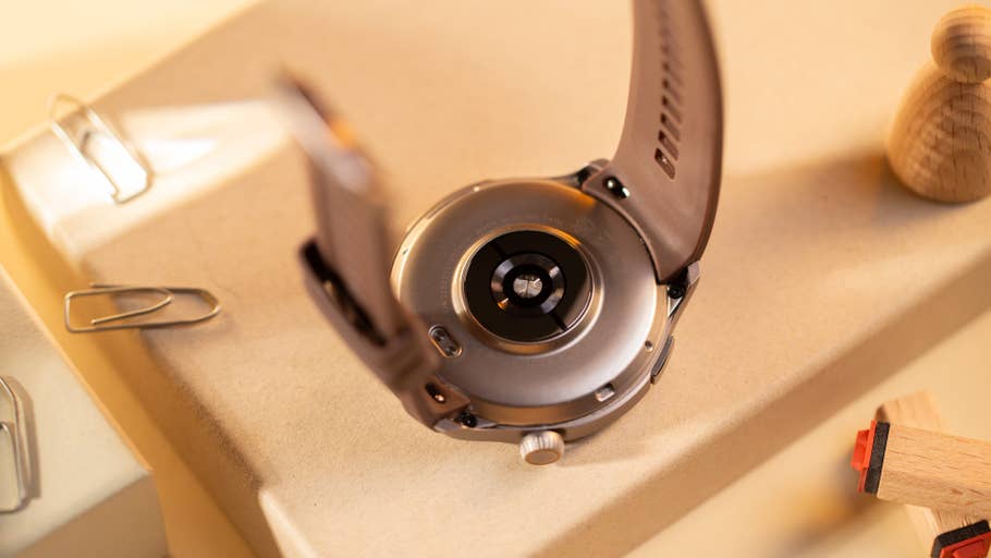 Le capteur PPG à l’arrière doit être bien attaché au poignet pour maximiser la précision