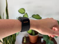 Gros plan d'un poignet avec un bracelet Amazfit Helio noir.