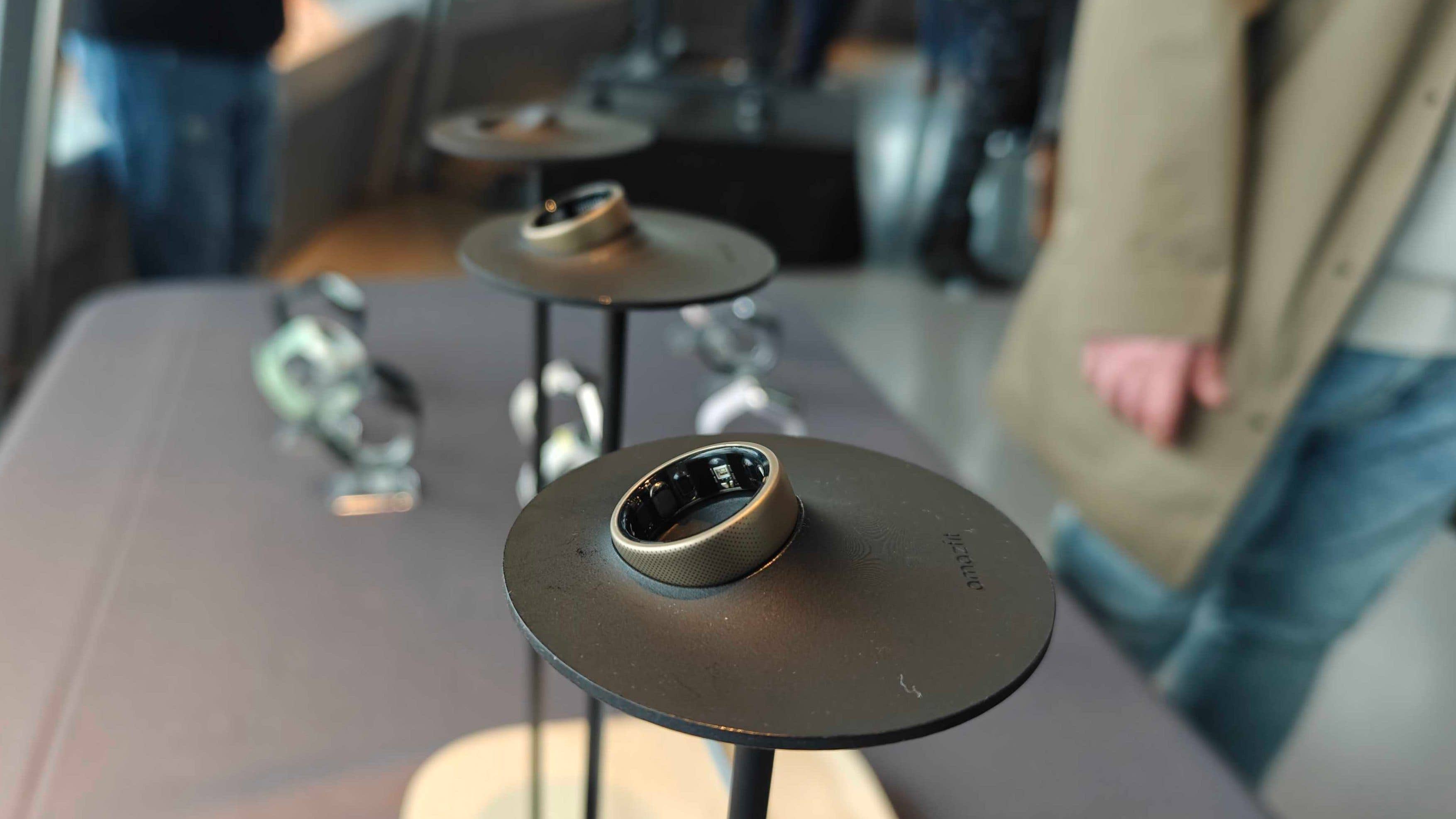 La bague connectée d'Amazfit posée sur son support