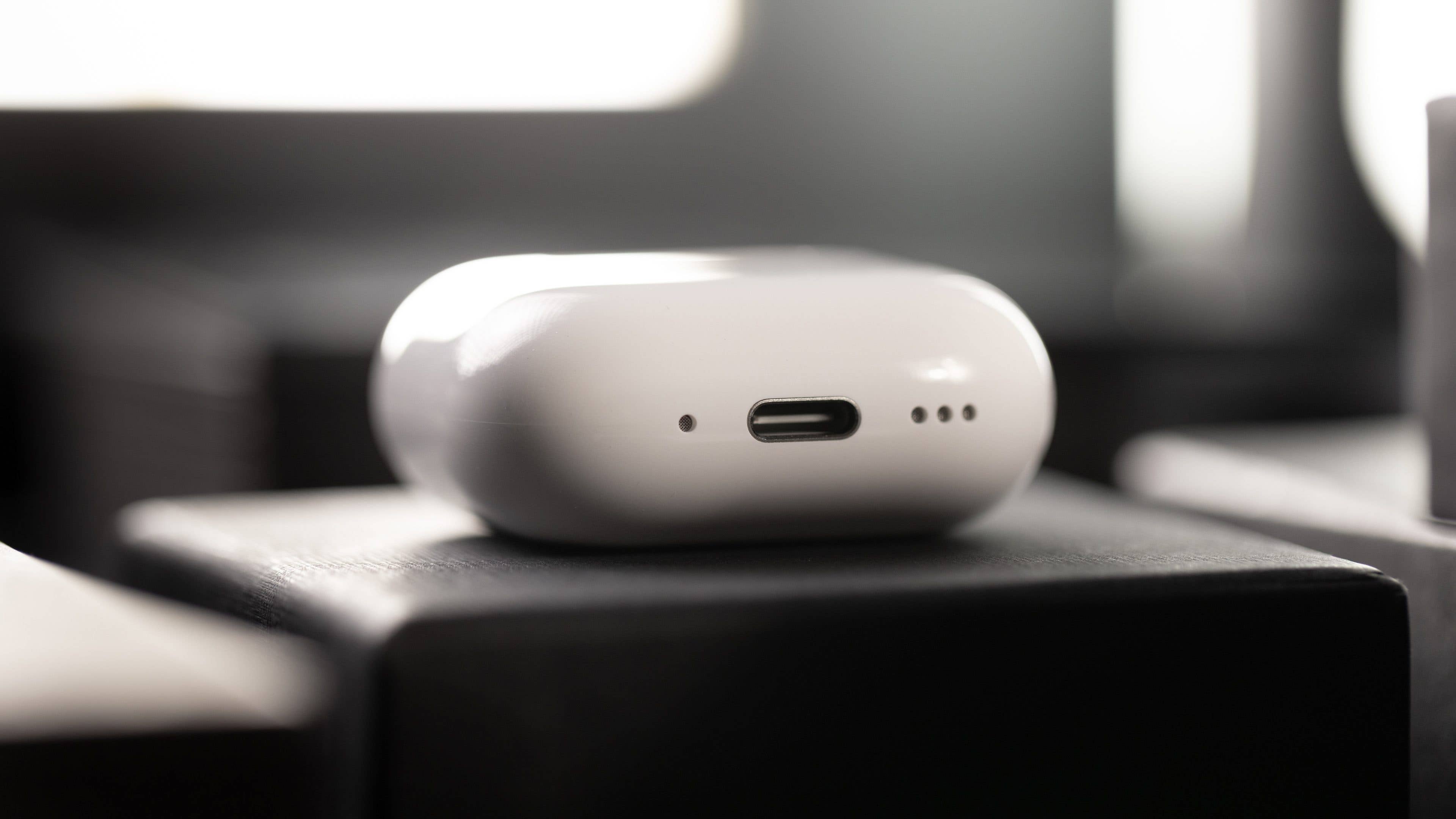 Gros plan d'un boîtier de chargement AirPods blanc d'Apple avec un port USB-C.