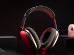 Le casque sans fil Apple AirPods Max vu de face et posé sur une table