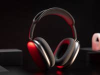 Le casque sans fil Apple AirPods Max vu de face et posé sur une table