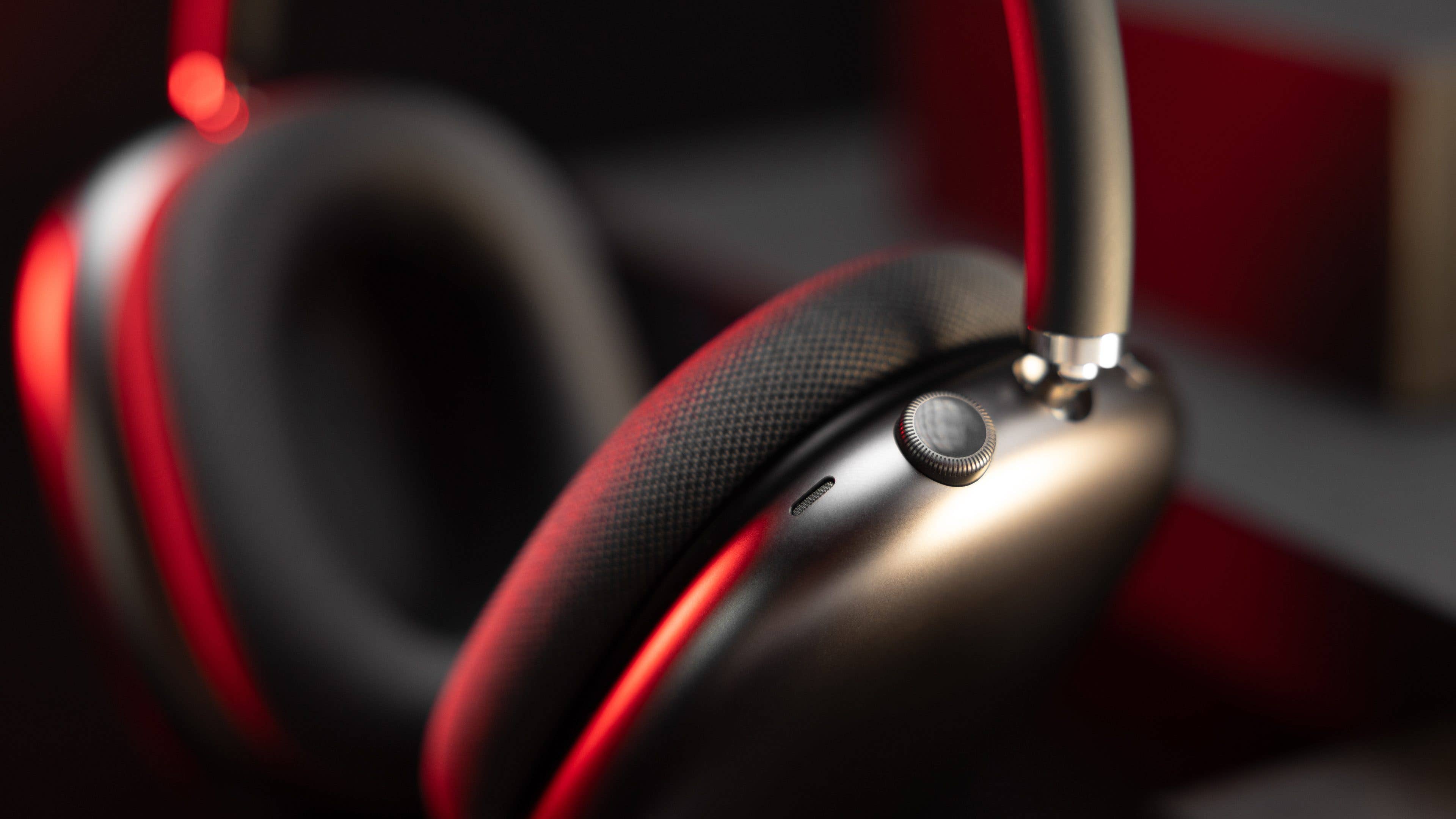 Le casque sans fil Apple AirPods Max avec un aperçu de sa couronne rotative sur l'oreillette droite