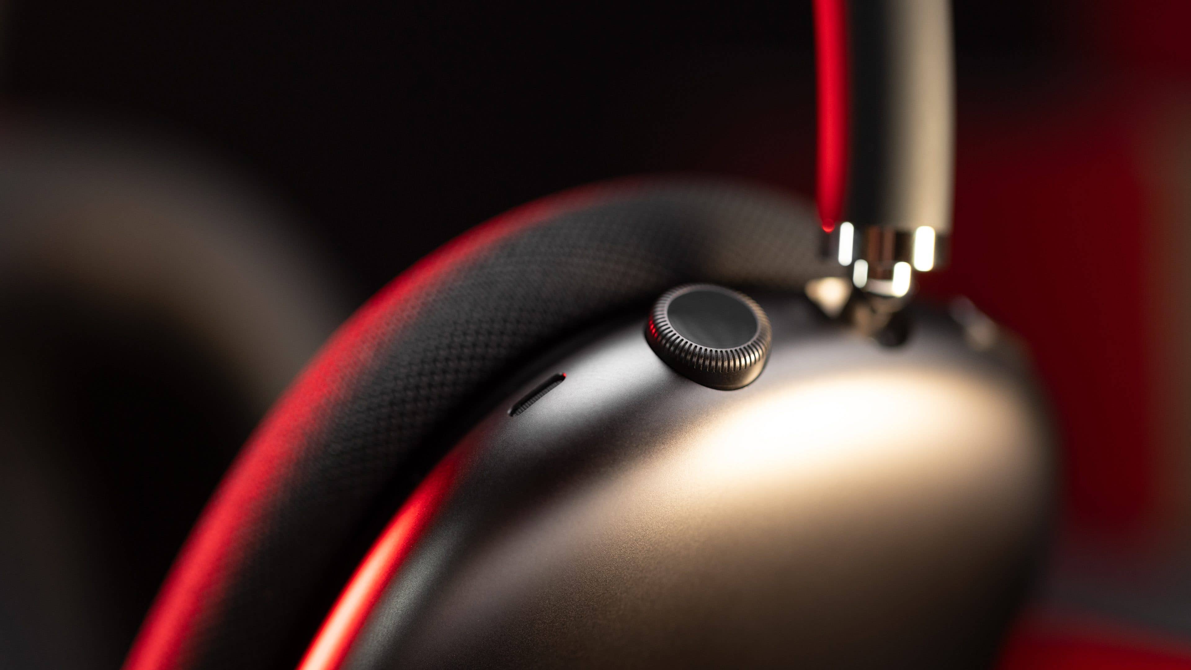 Le casque sans fil Apple AirPods Max avec un aperçu de sa couronne rotative sur l'oreillette droite