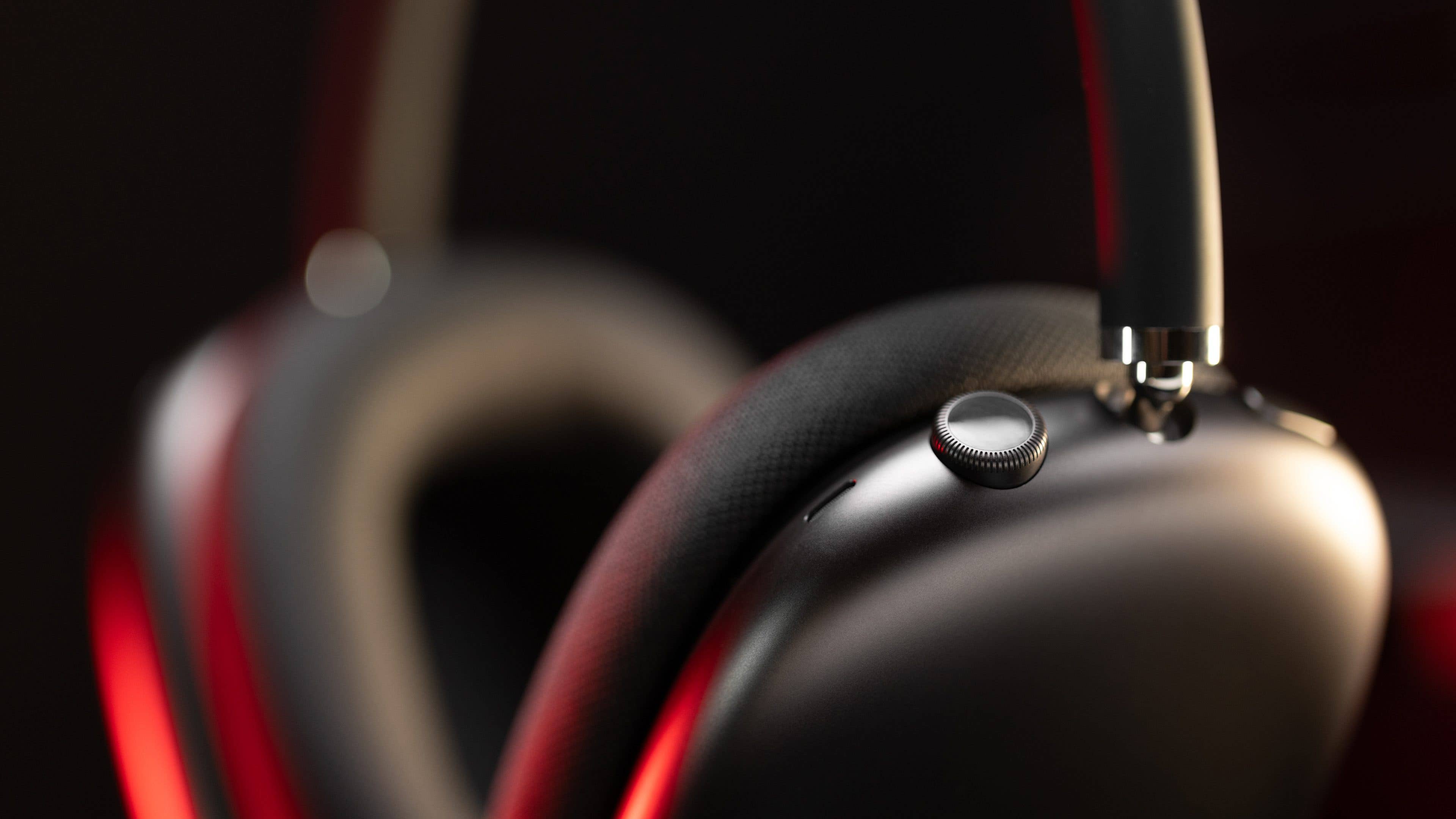 Le casque sans fil Apple AirPods Max vu de face avec un zoom sur ses oreillettes