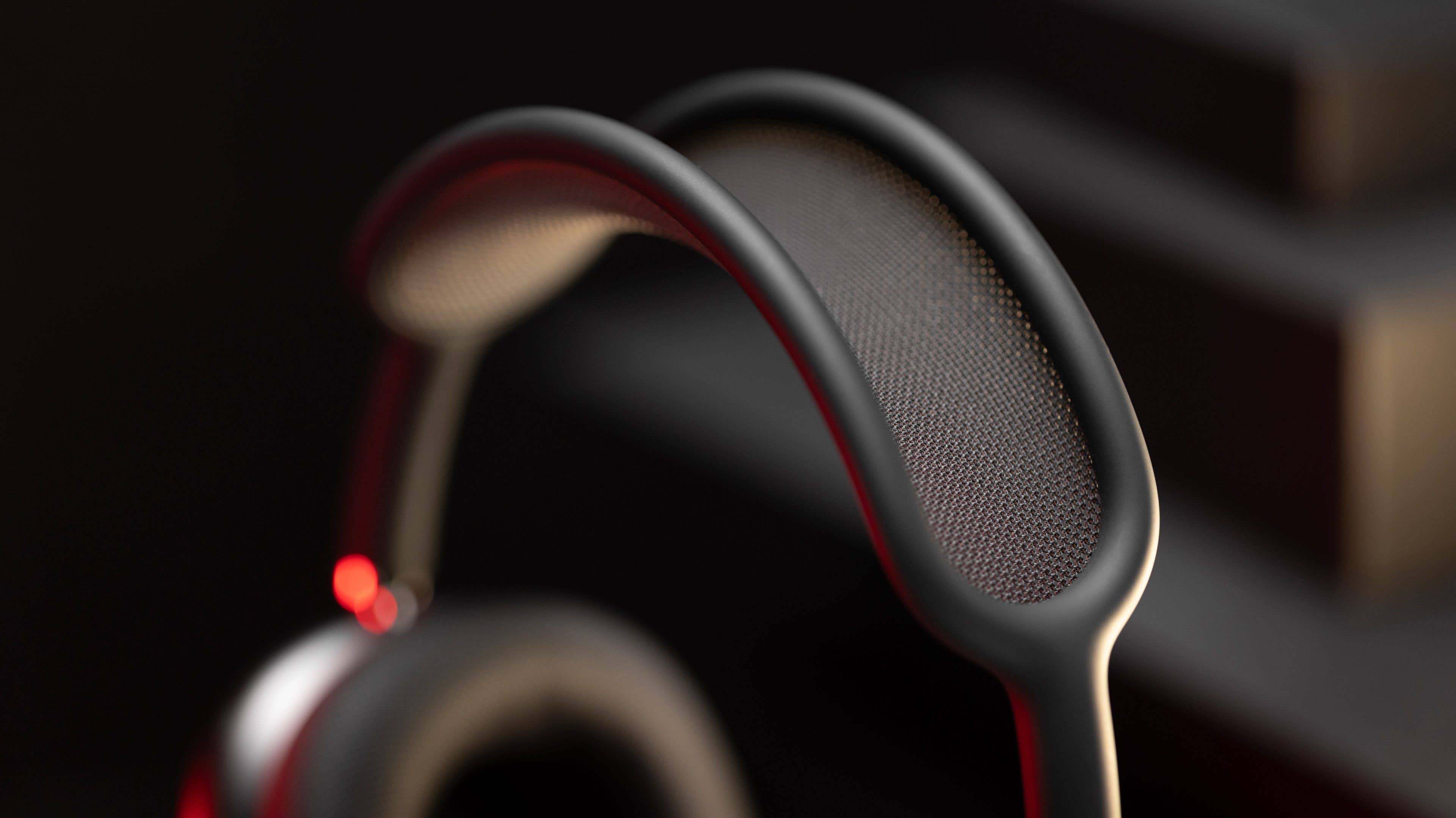 Le casque sans fil Apple AirPods Max avec un aperçu du bandeau en tissu de son arceau