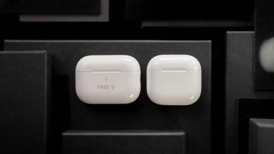 Coques AirPods blanches du0027Apple sur fond sombre, lu0027une avec le texte u0027FABIu0027.