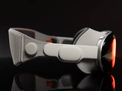 Casque Apple Vision Pro vu de côté sur fond sombre.