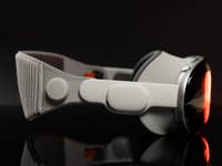 Casque Apple Vision Pro vu de côté sur fond sombre.