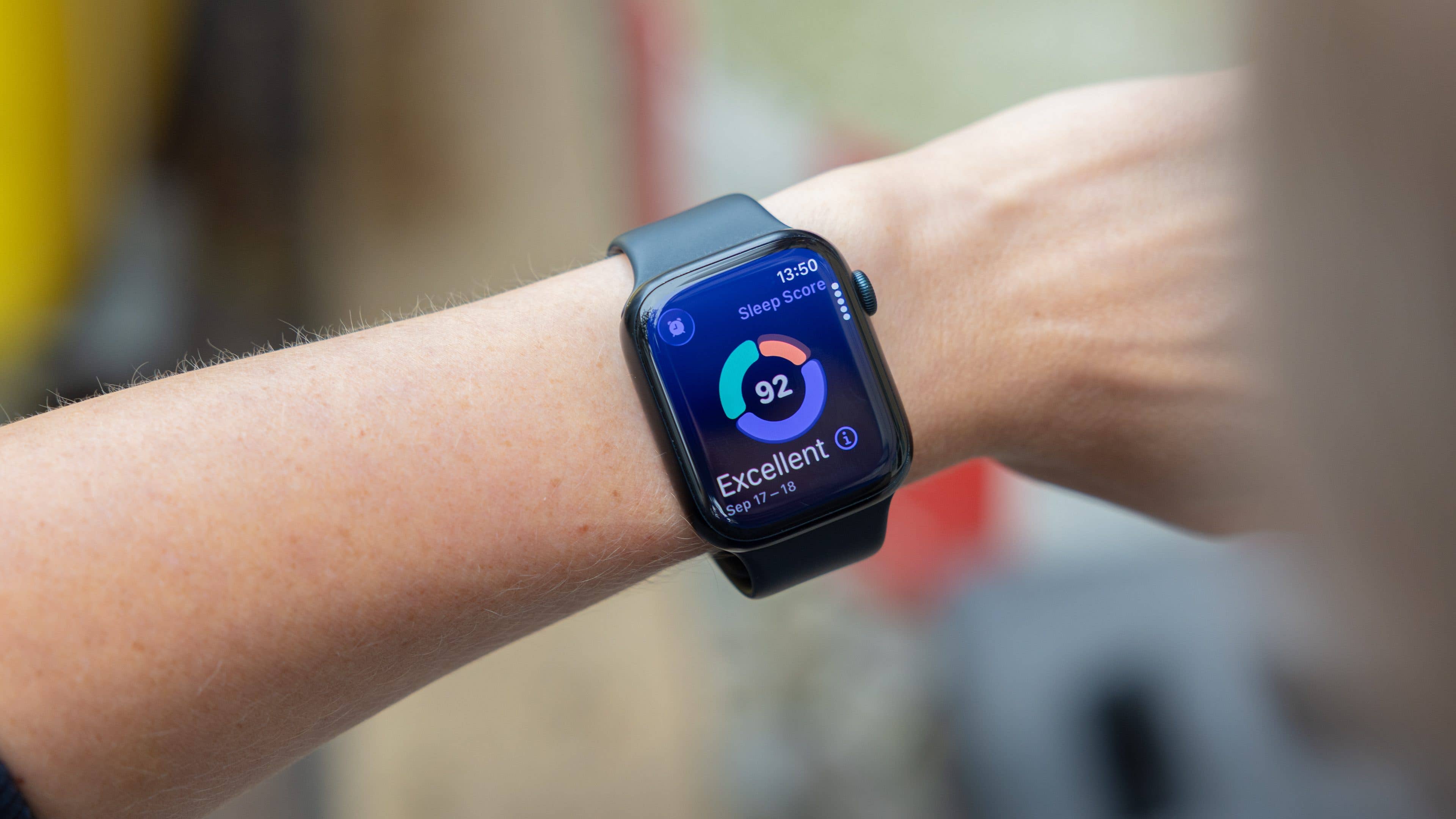 Gros plan sur une montre intelligente affichant un score de sommeil de 92, étiqueté 