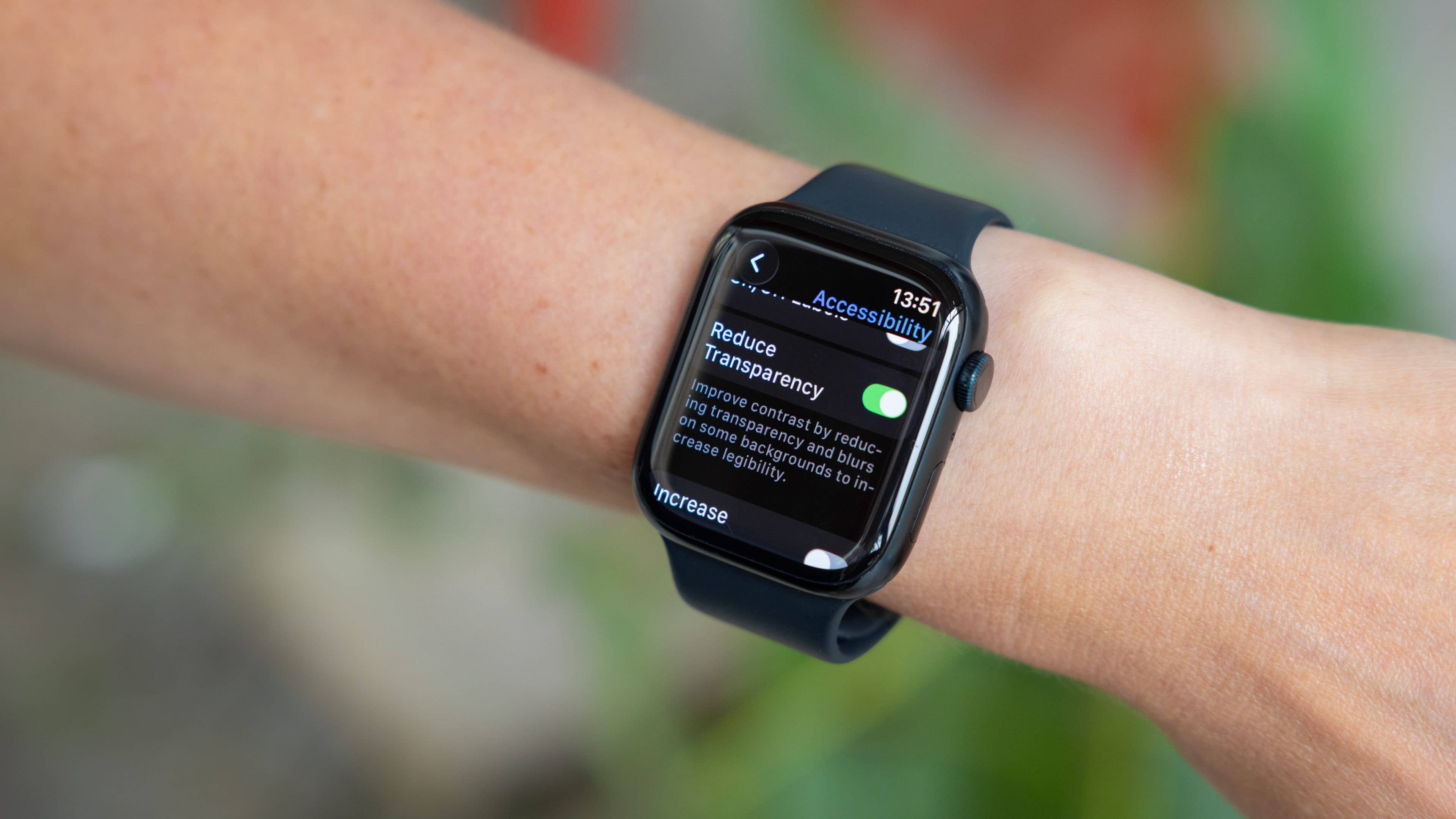 Un poignet avec une Apple Watch affichant les paramètres d