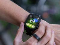 Un gros plan d'une Apple Watch affichant un niveau de batterie de 86 % et une notification de mode basse consommation.