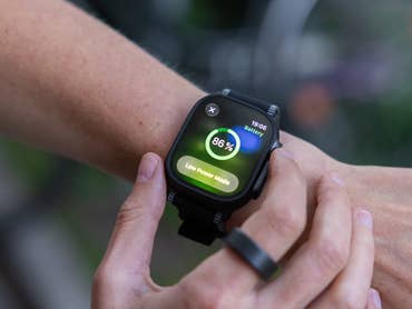 Un gros plan d'une Apple Watch affichant un niveau de batterie de 86 % et une notification de mode basse consommation.