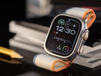 Vue latérale de l'Apple Watch Ultra 2 avec un cadran de montre standard