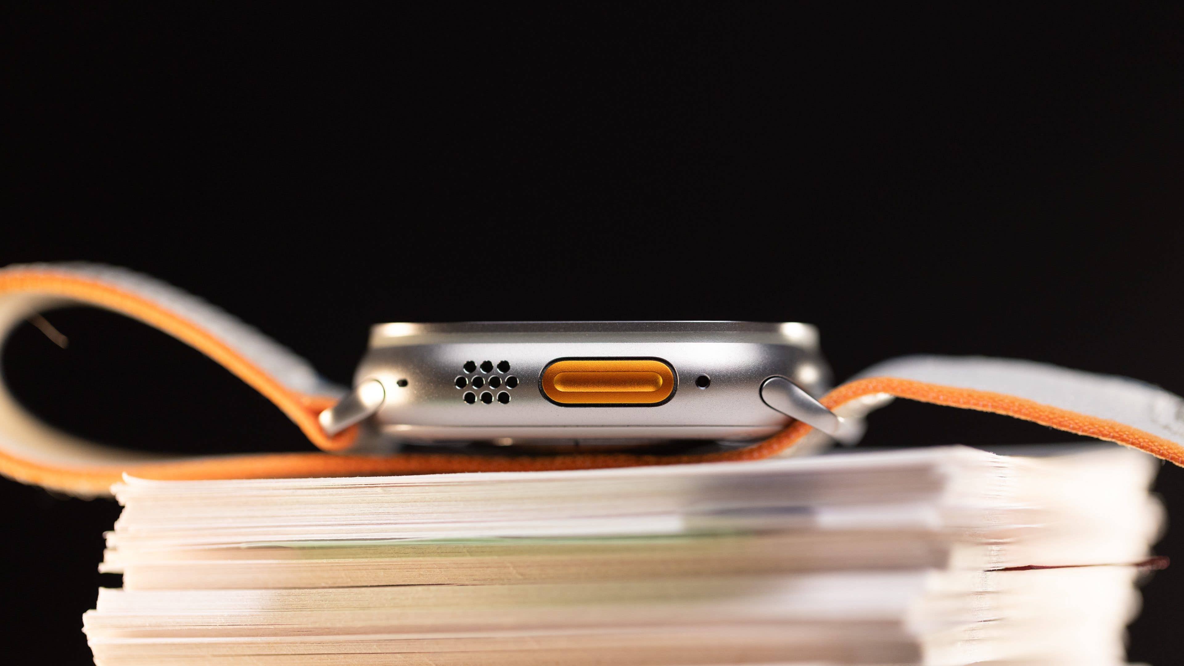 L'Apple Watch Ultra 2 vue de côté avec un aperçu de son bouton d'action de couleur orange