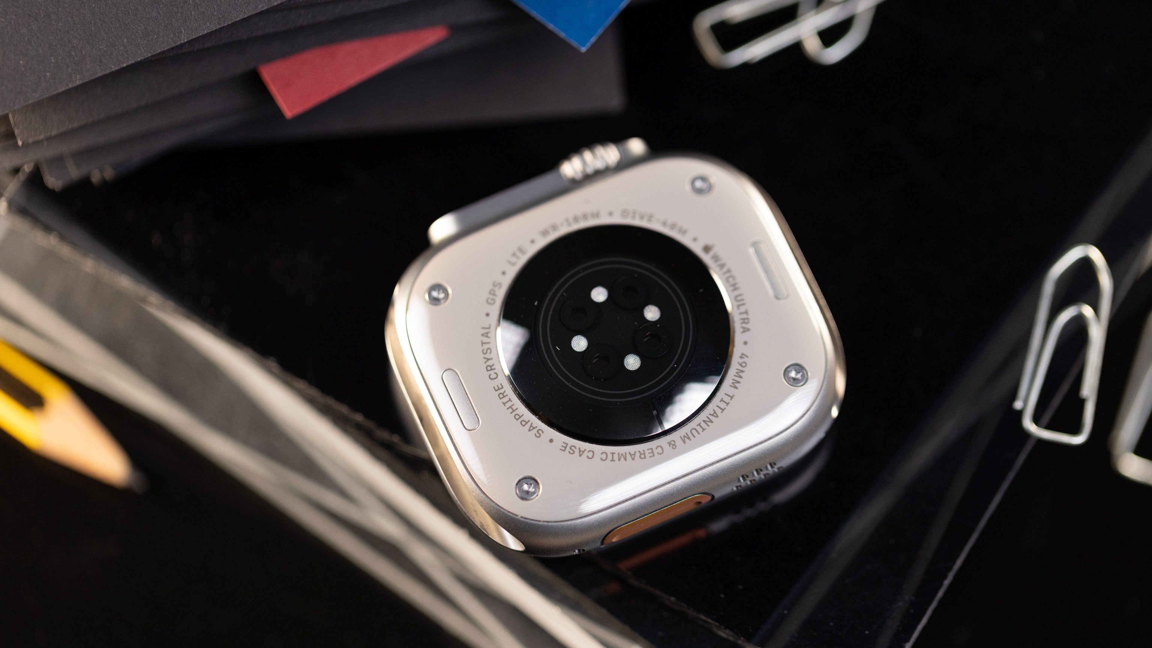 L'Apple Watch Ultra 2 avec un aperçu des capteurs placés sur la face antérieure du cadran