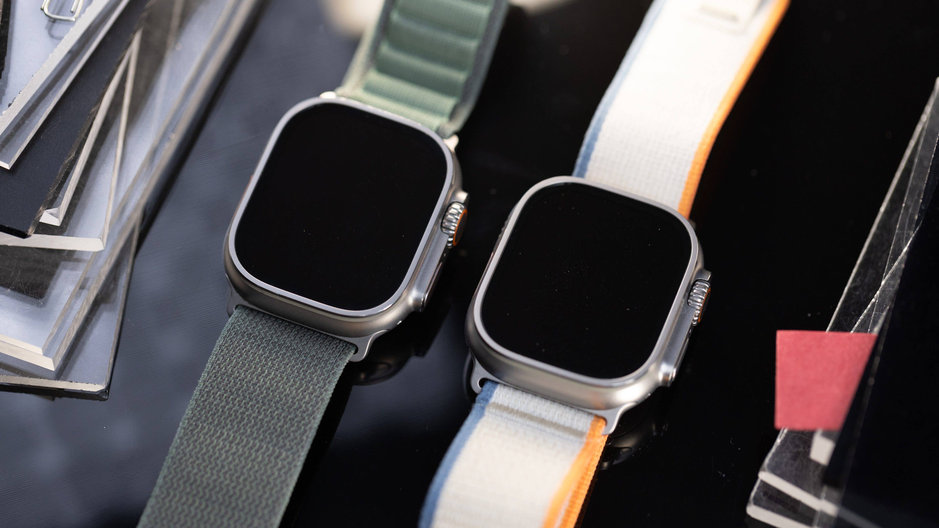 L'Apple Ultra à gauche et l'Apple Watch Ultra 2 à droite posées côte à côte et vues de haut