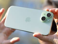 L'iPhone 15 tenu par deux mains