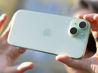 L'iPhone 15 tenu par deux mains