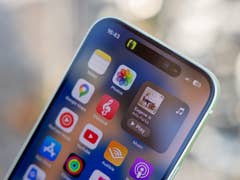 L'iPhone 15 vu de face avec un zoom sur la Dynamic Island en haut de son écran