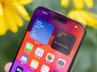 L'iPhone 15 Pro Max d'Apple vu de face avec un zoom sur la Dynamic Island en haut de son écran allumé