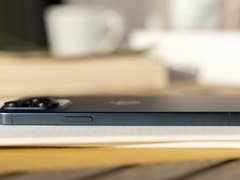 L'iPhone 15 Pro Max d'Apple vu de côté, posé à plat sur une table