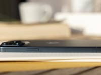 L'iPhone 15 Pro Max d'Apple vu de côté, posé à plat sur une table