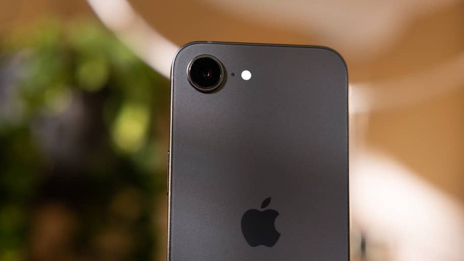 Gros plan du0027un Apple iPhone 16e montrant la caméra arrière et le logo Apple.