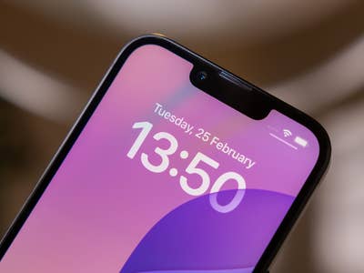 Gros plan sur un iPhone 16e affichant l'heure 13:50 et la date du mardi 25 février.