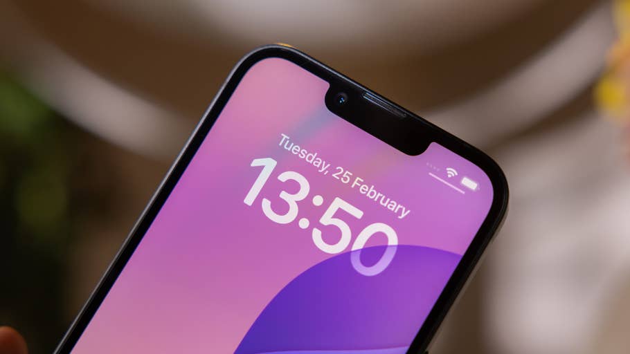 Gros plan du0027un iPhone 16e affichant lu0027heure 13h50 et la date mardi 25 février.