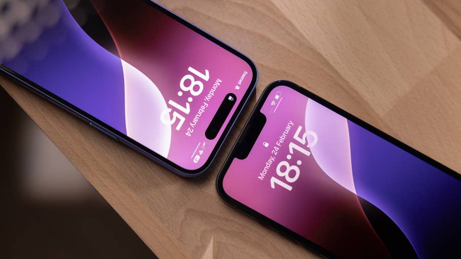 Deux iPhones affichant lu0027heure : 18h15 et 18h13 sur une surface en bois.