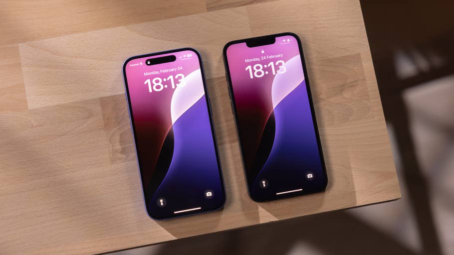 Deux iPhones Apple affichant lu0027heure 18:13 sur une surface en bois.