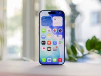 L'iPhone 17 affiche un écran d'accueil coloré avec diverses icônes d'applications et un widget météo.