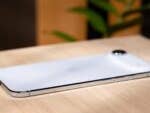 Un iPhone Air blanc d'Apple est posé sur une surface en bois.