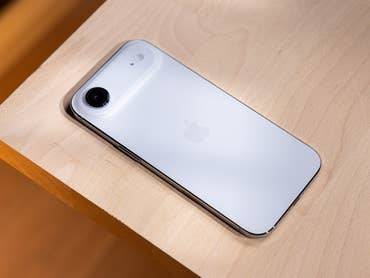 Un iPhone blanc d'Apple sur une surface en bois.